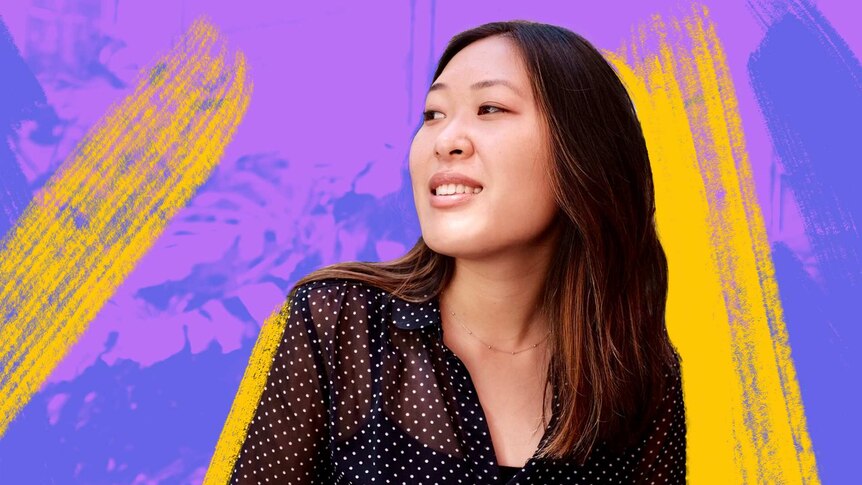 Emmelyn Wu 在彩色紫色和黄色背景前关于加载问题“你来自哪里？”的故事 class=